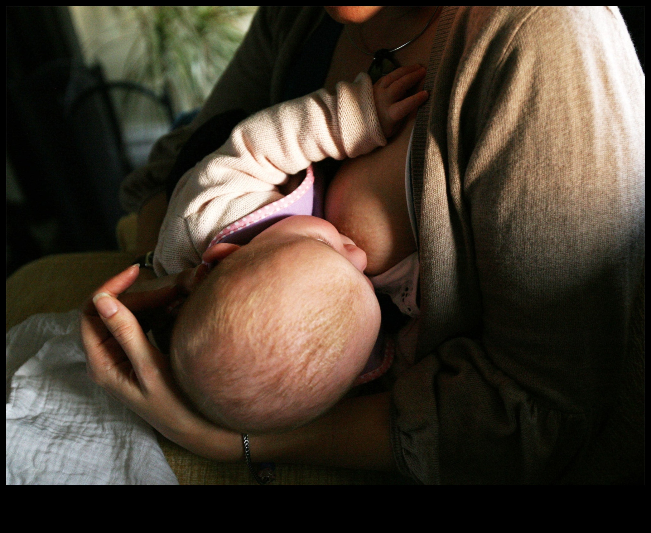 Scrisori de dragoste lichide Alăptarea ca formă de exprimare emoțională 3 Scrisori de dragoste lichide: Exprimarea emoțiilor prin laptele matern